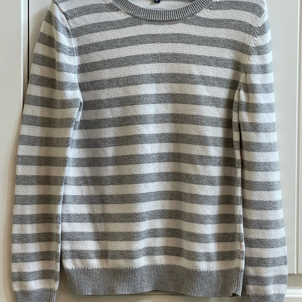 Gap gray and white sweater. Size medium